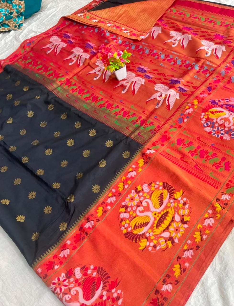 🍁Type: Gadwal Pure Pattu/Silk Paithani Pallu With Blouse Sarees.