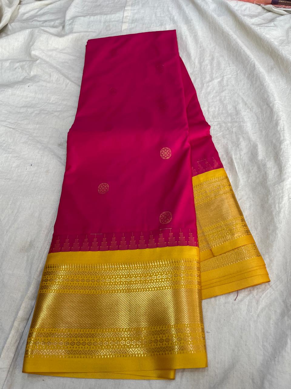 🍁Type: Gadwal Mixed Silk With Blouse Sarees.