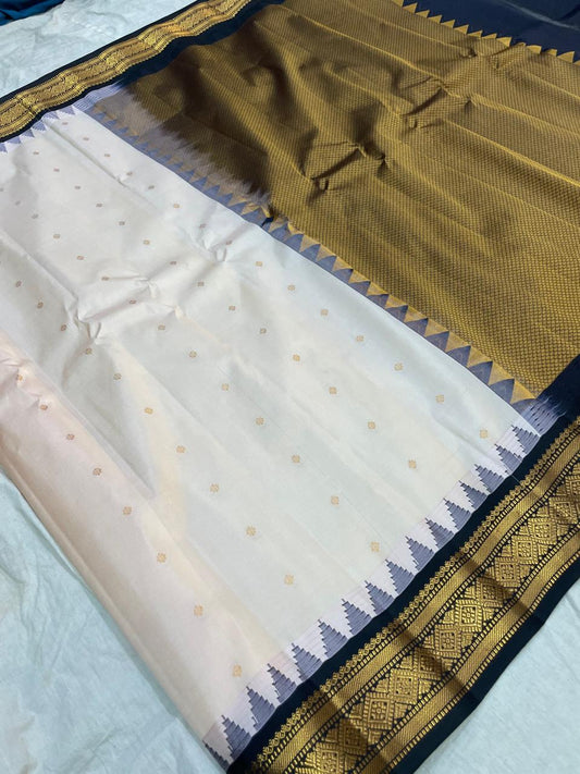 🍁Type: Gadwal Pure Pattu Butta Small Boder With Blouse Sarees.