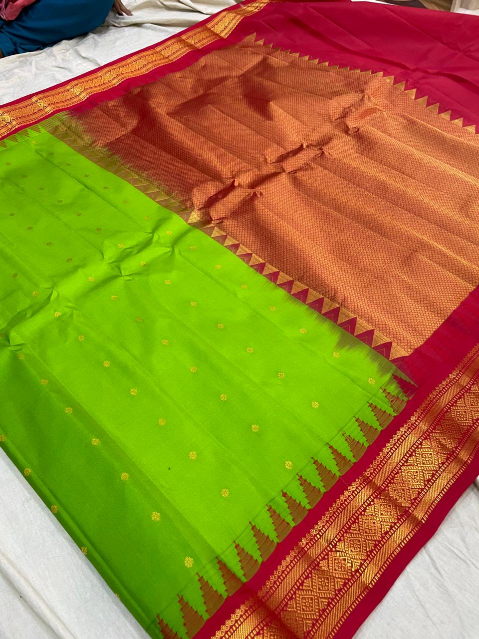 🍁Type: Gadwal Pure Pattu Butta Small Boder With Blouse Sarees.