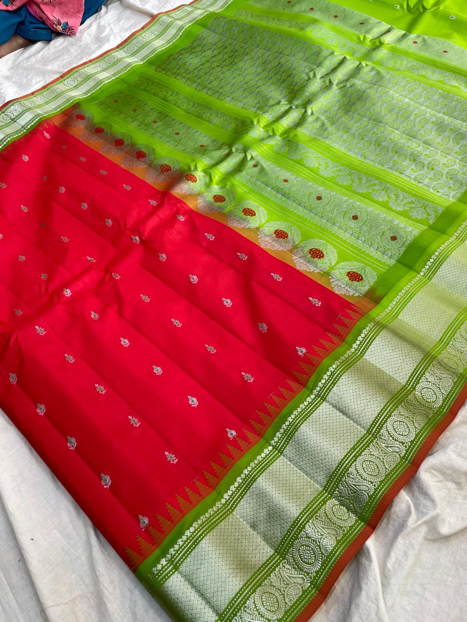 🍁Type: Gadwal Pure Pattu Butta With Blouse Sarees.