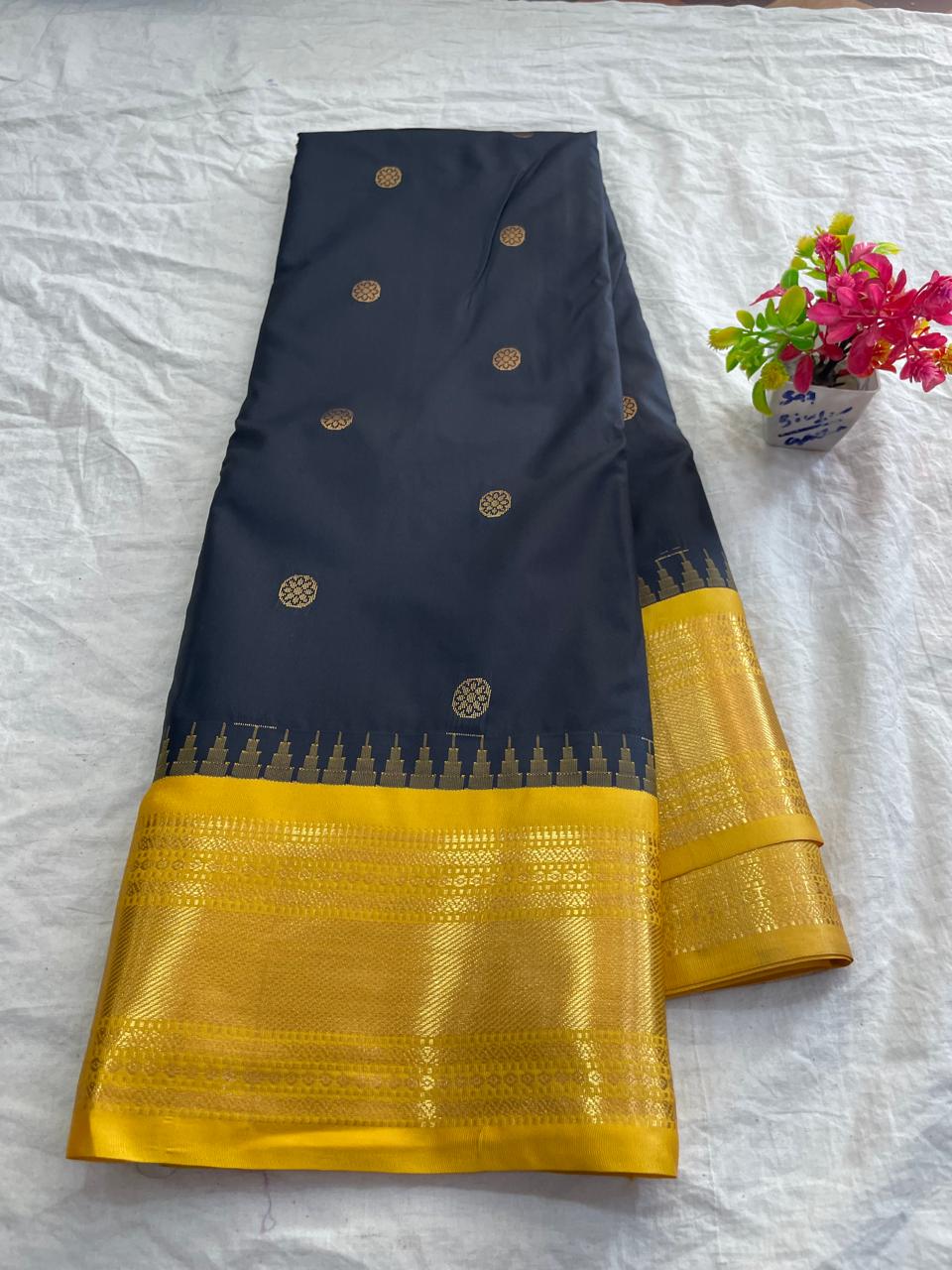 🍁Type: Gadwal Mixed Silk With Blouse Sarees.